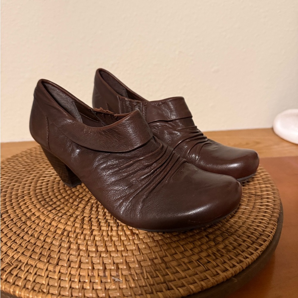 BareTraps Brown Leather Ruched Slip-On Heels - Picture 3 of 10